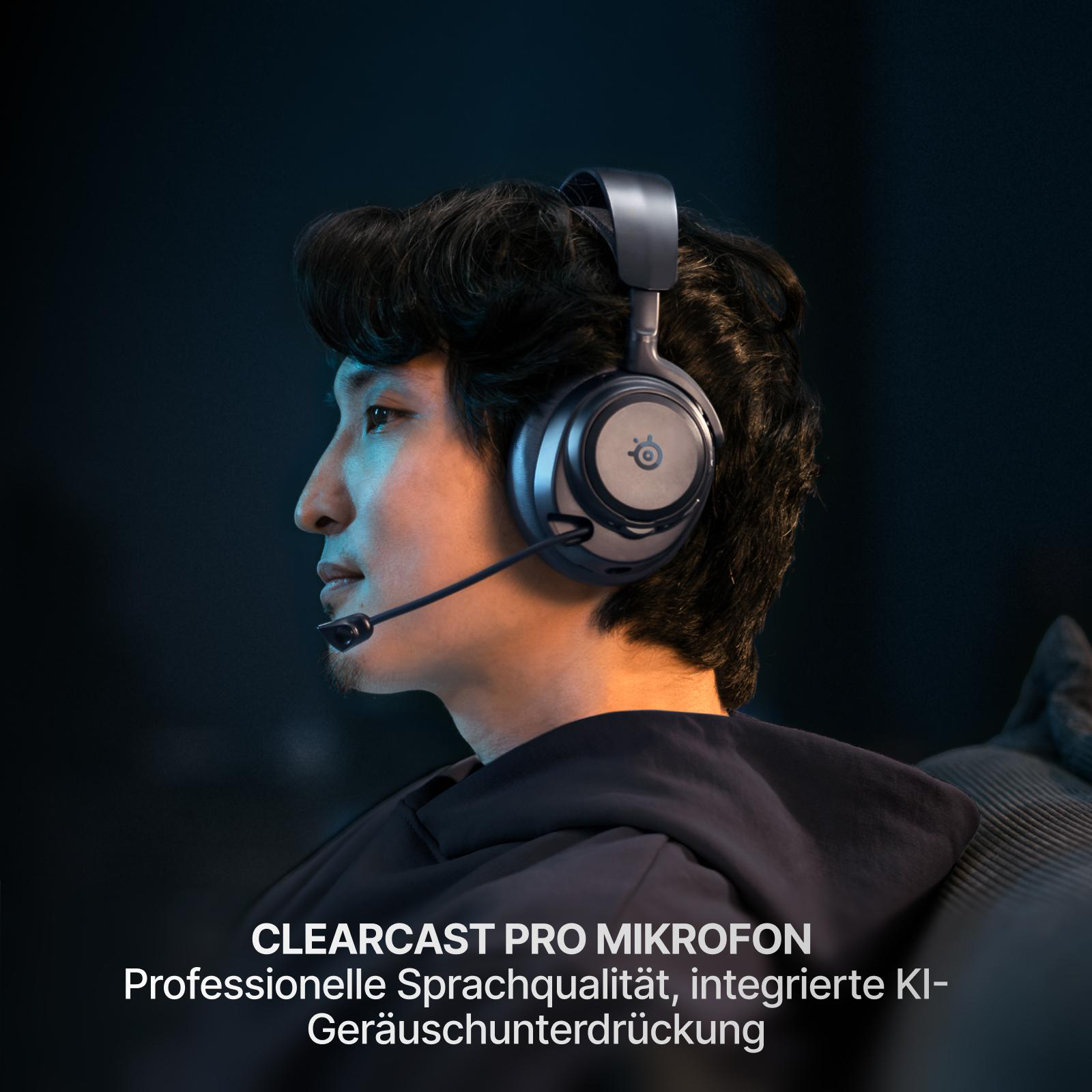 Ein Mann mit Headset und Mikrofon, dunkler Hintergrund.