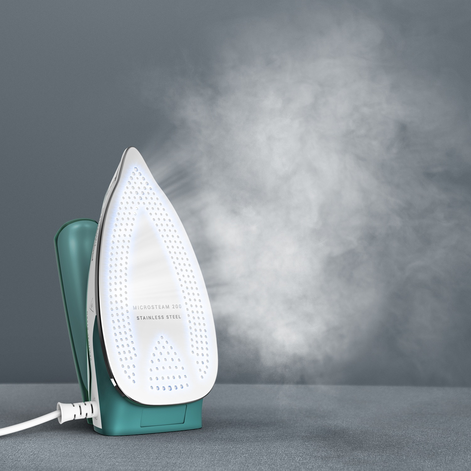 Fer à repasser à vapeur vert avec semelle en acier inoxydable, émettant de la vapeur.