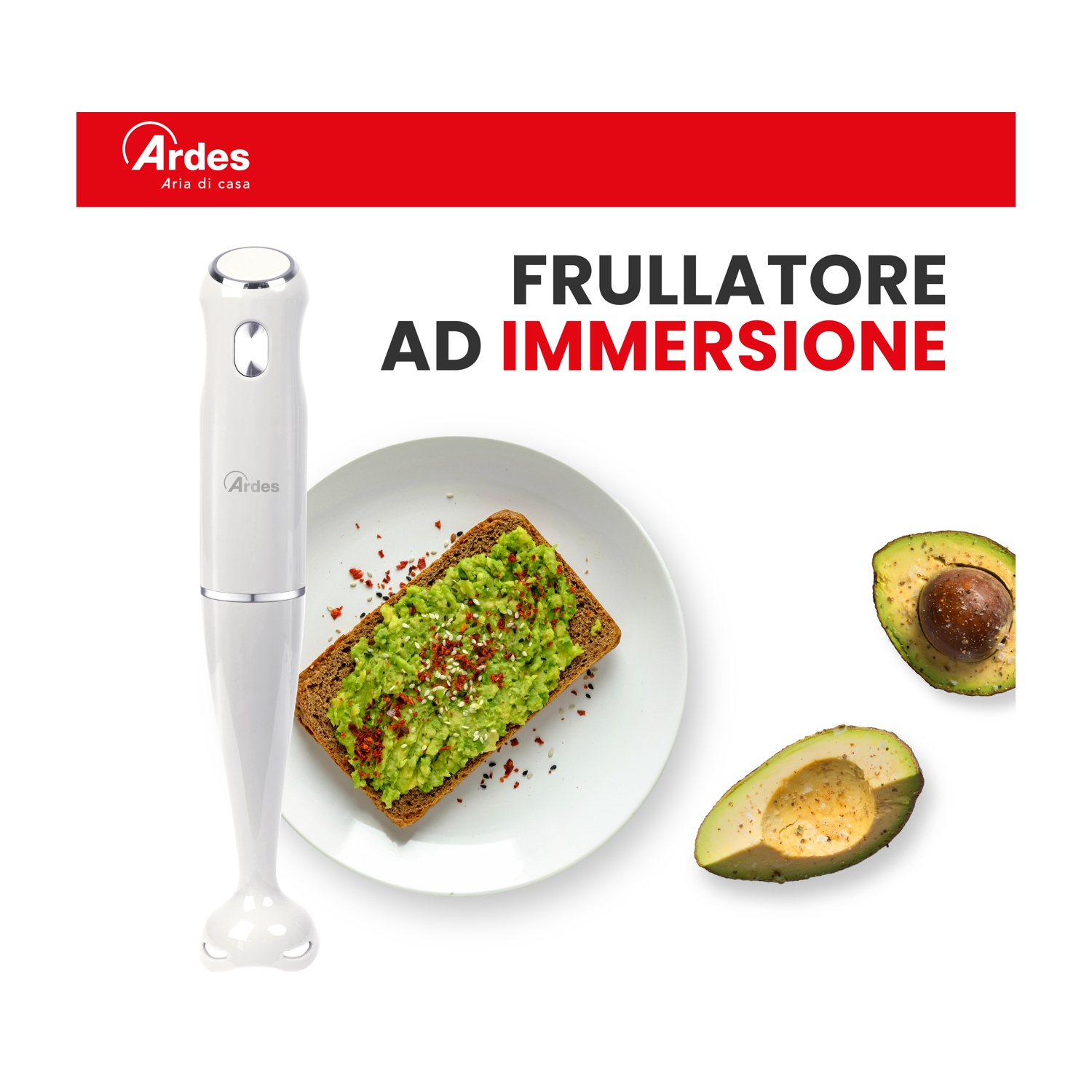 Frullatore a immersione bianco accanto a toast di avocado e metà avocado.