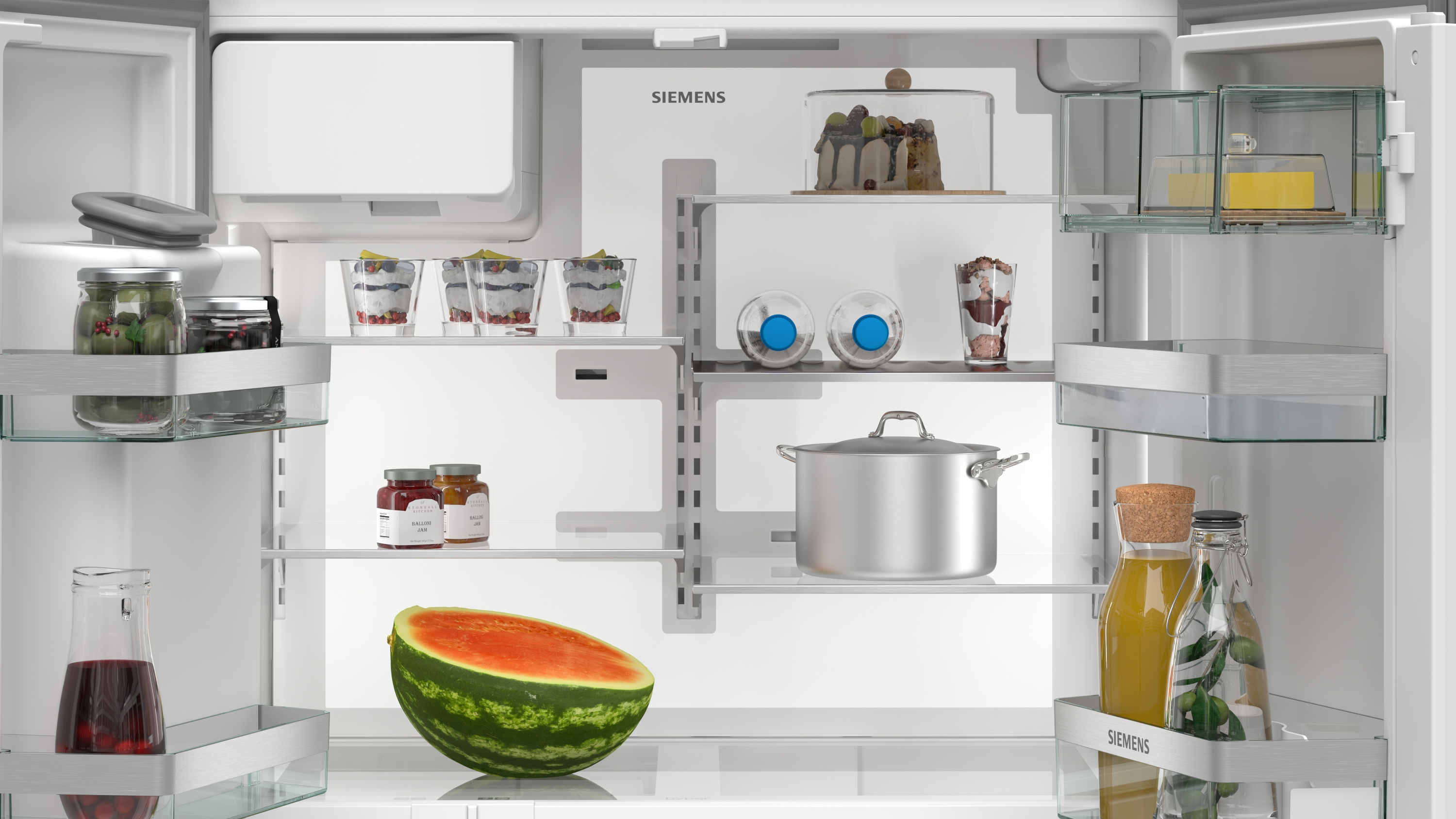 Im Kühlschrank: Gläser mit Oliven, Marmelade, Wassermelone, Topf, Saftflaschen und Kuchen.