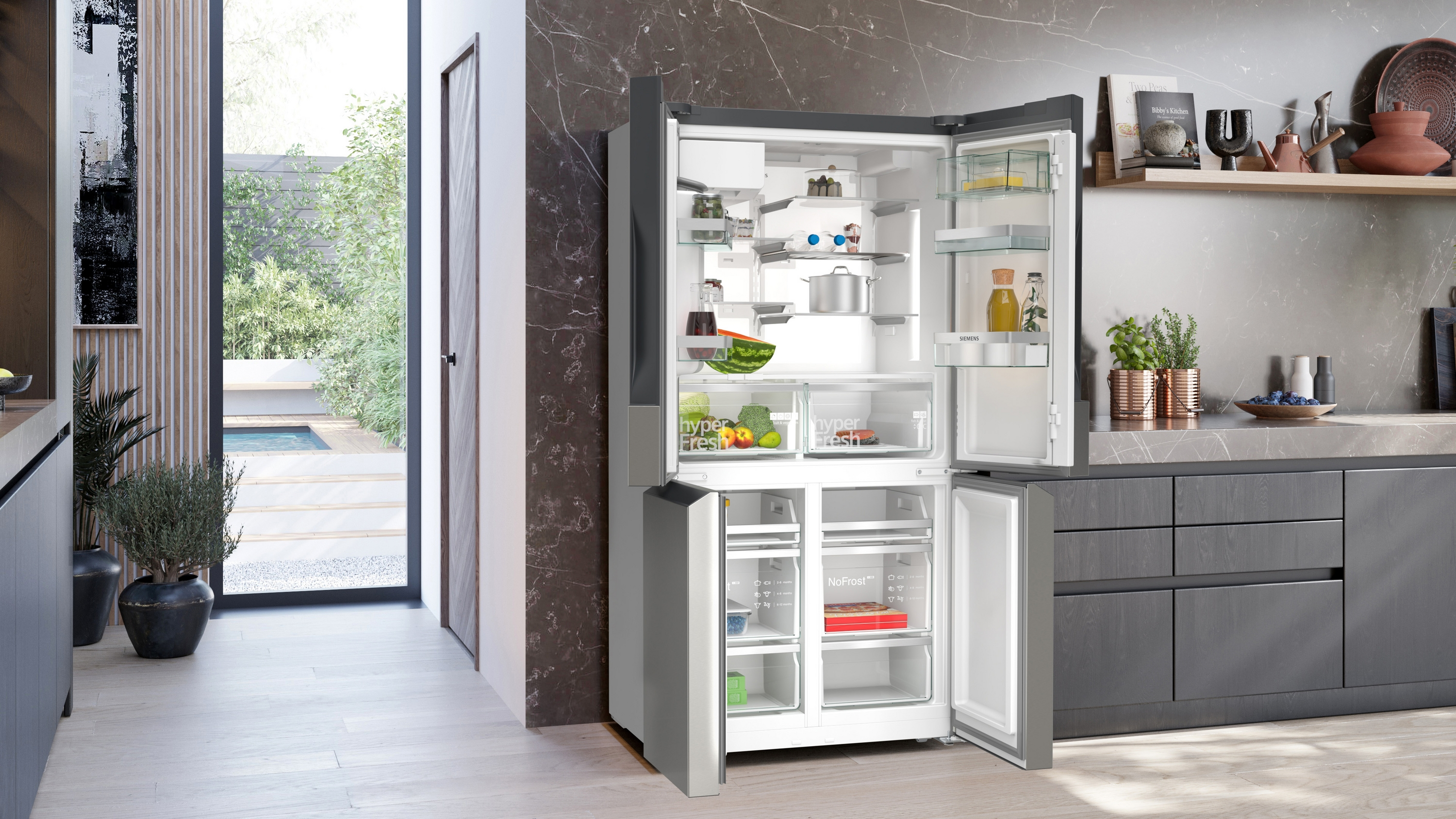 Offener Kühlschrank mit Obst, Gemüse und einem Topf. Daneben eine Tür und ein Fenster.