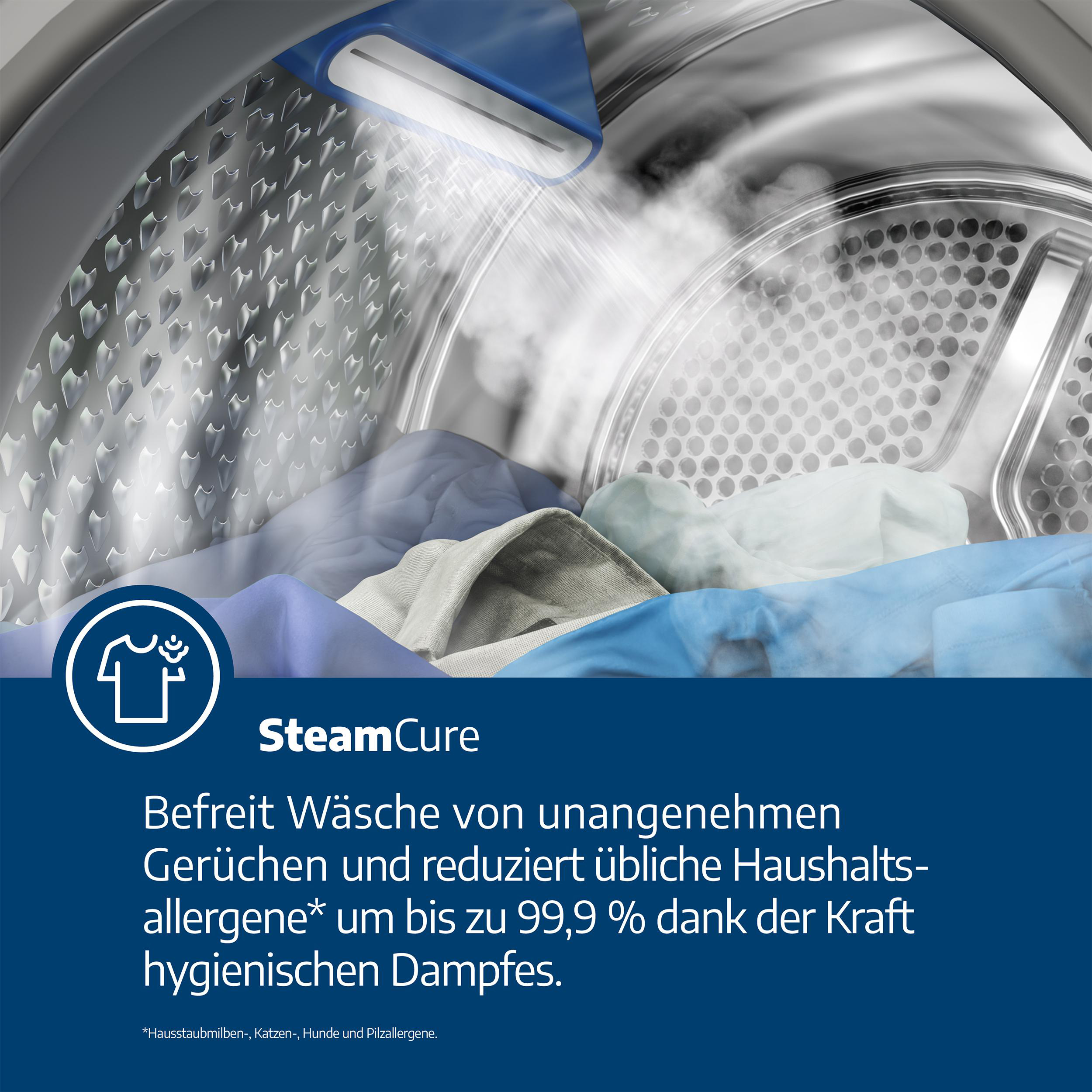 Dampfstrahl sprüht auf Kleidung in einer Waschmaschinentrommel.