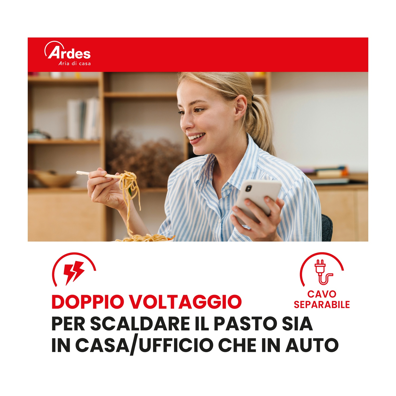 Una donna mangia noodles guardando il telefono. "Doppia tensione" e "cavo separabile".