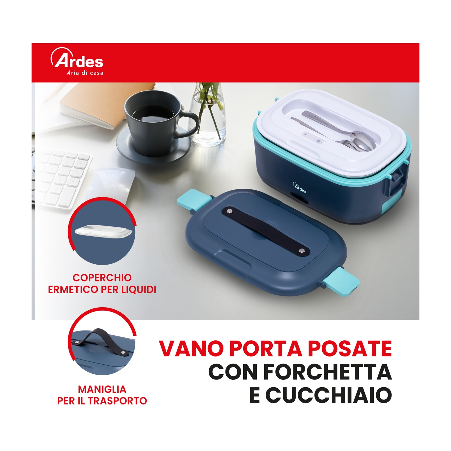 Un contenitore blu per il pranzo con vano posate e maniglia, accanto a una tazza di caffè.