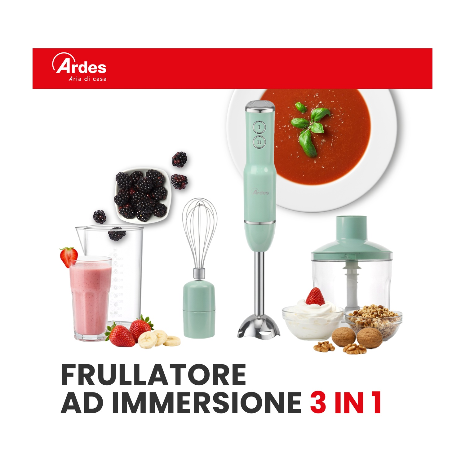 Frullatore a immersione verde chiaro con accessori: bacche, frullato, panna, noci, zuppa.