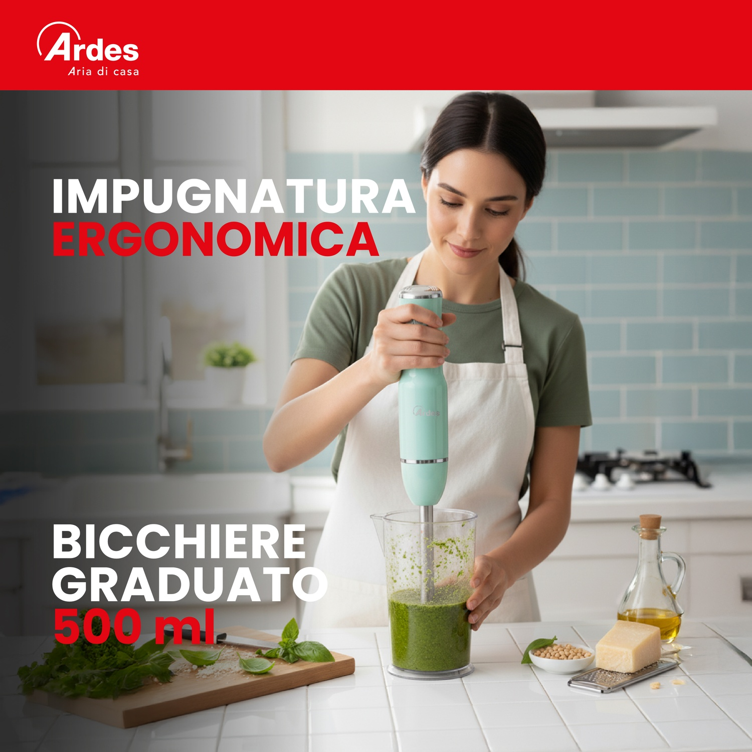 Una donna frulla ingredienti verdi in un misurino con un frullatore ad immersione.