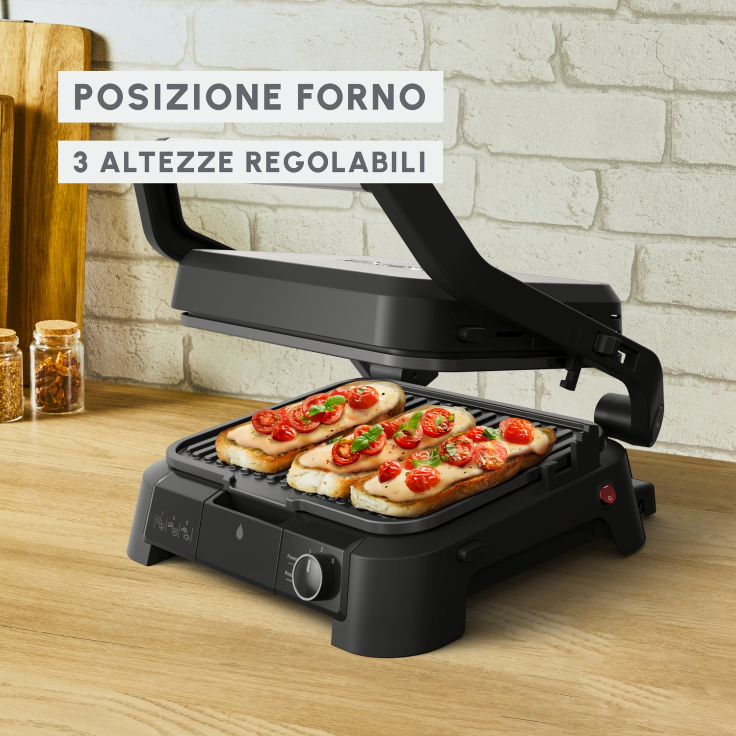 Una griglia a contatto nera con tre tartine sulle piastre.