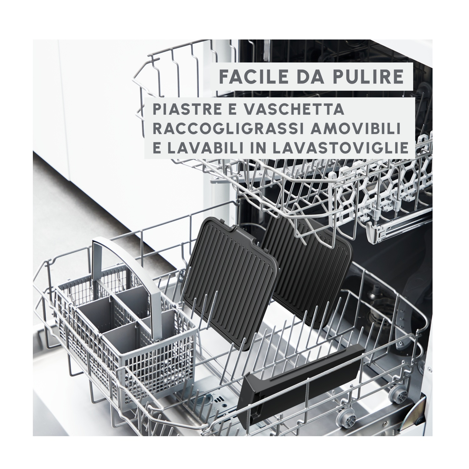 Piastre grill e vassoio raccogli grasso in una lavastoviglie.