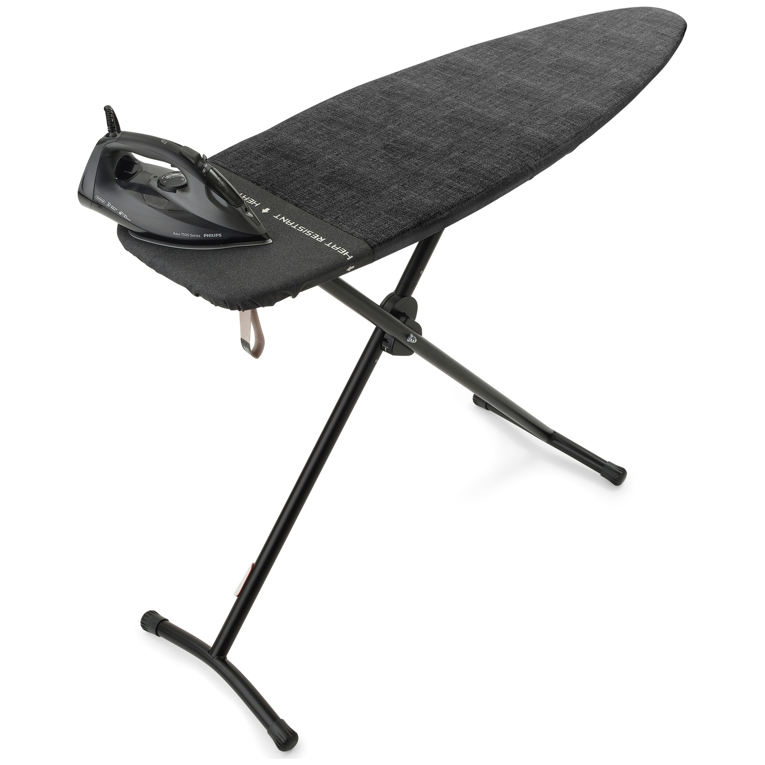 Een zwart strijkijzer rust op een donkergrijs strijkplank met metalen frame.