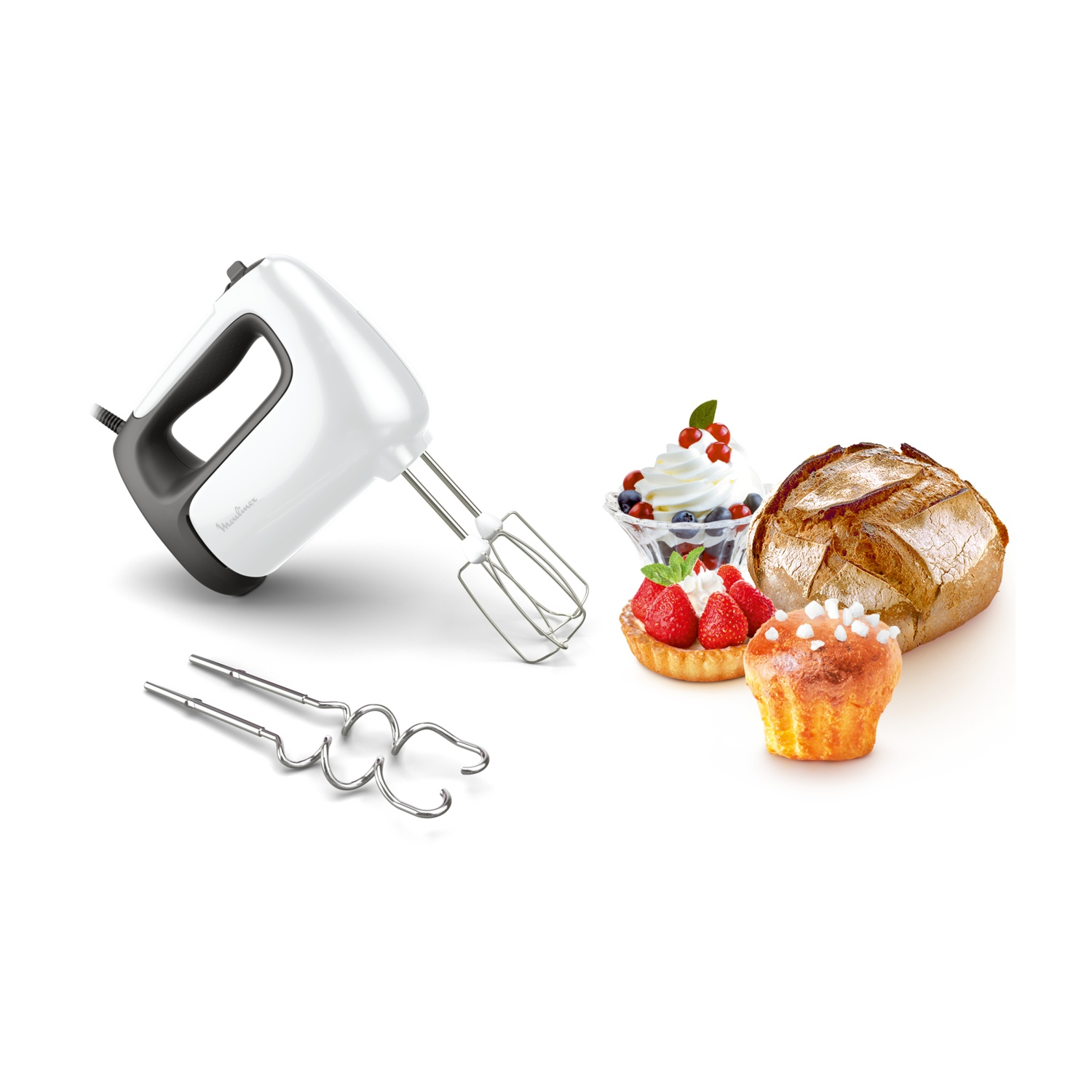 Un frullatore a mano bianco con fruste e ganci per impastare accanto a pane e dolci.
