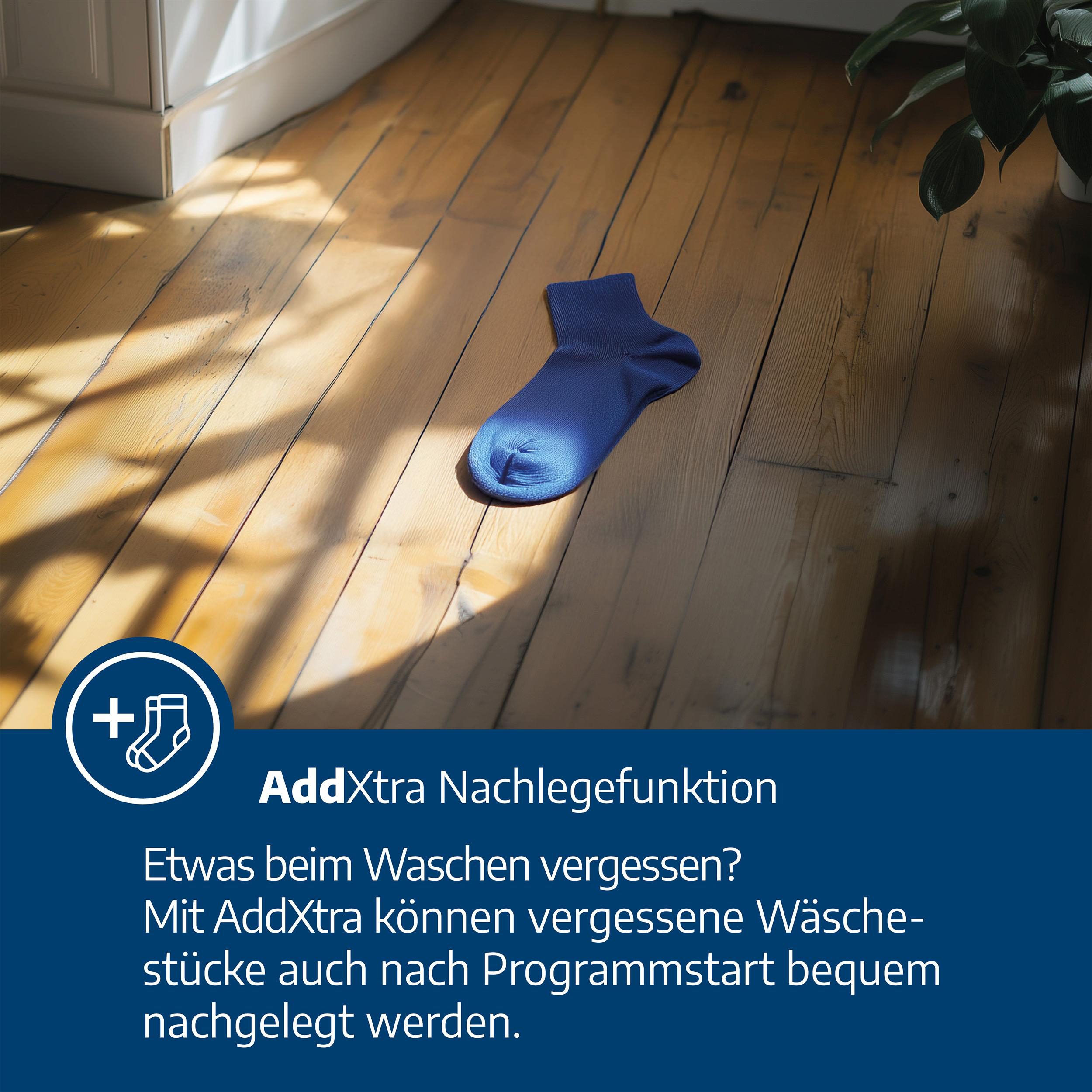 Eine blaue Socke liegt auf einem Holzboden. Ein Symbol und Text bewerben die Nachlegefunktion.