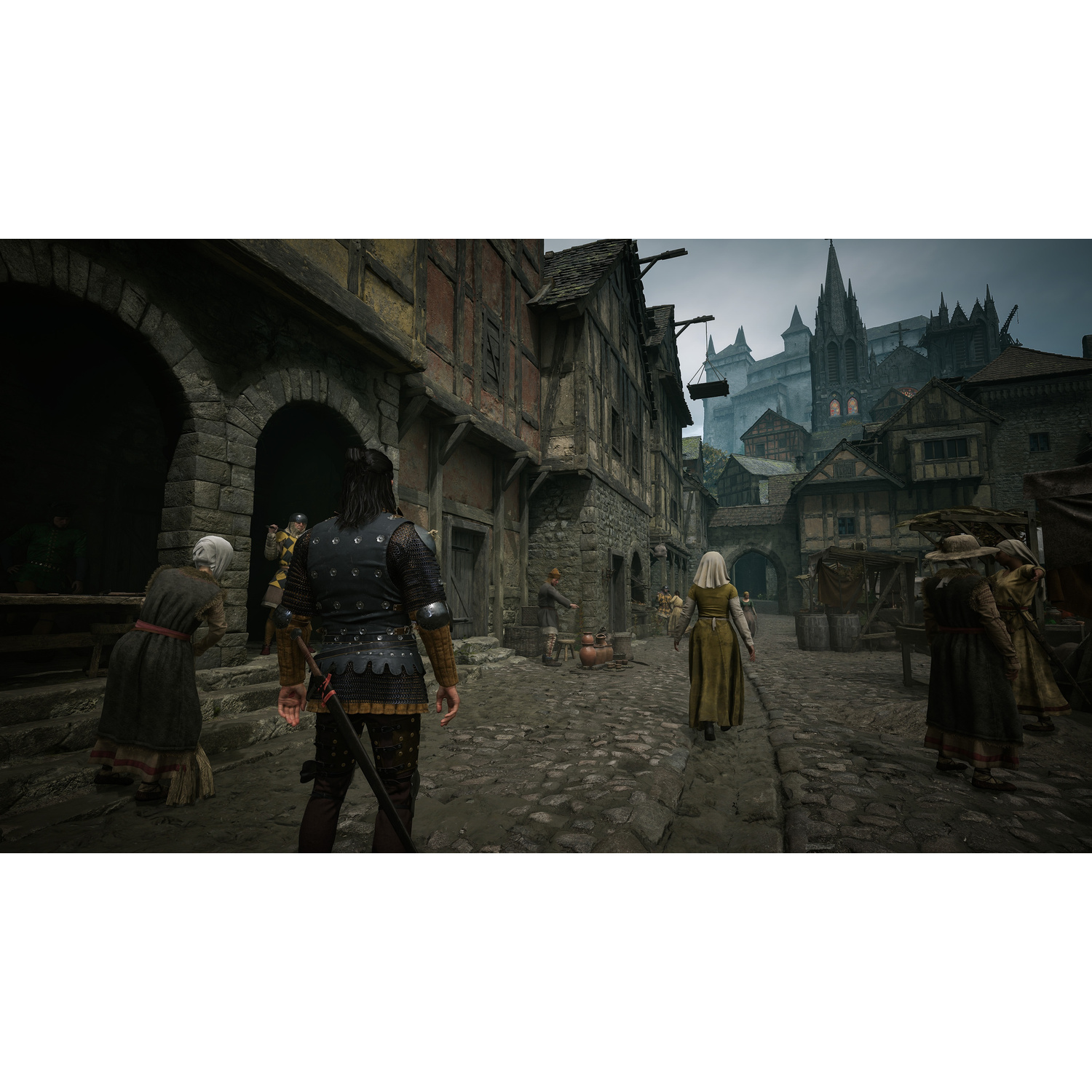 Strada di città medievale con figure in abiti storici e una cattedrale sullo sfondo.