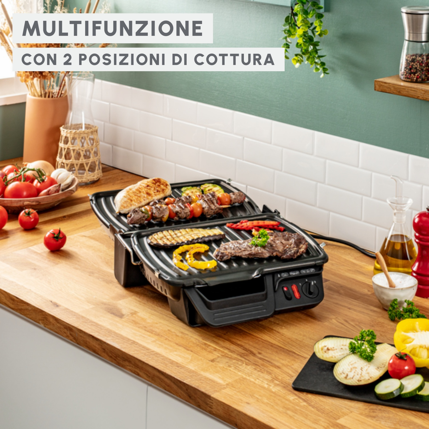 Una griglia aperta con carne, verdure e pane su una superficie di legno.