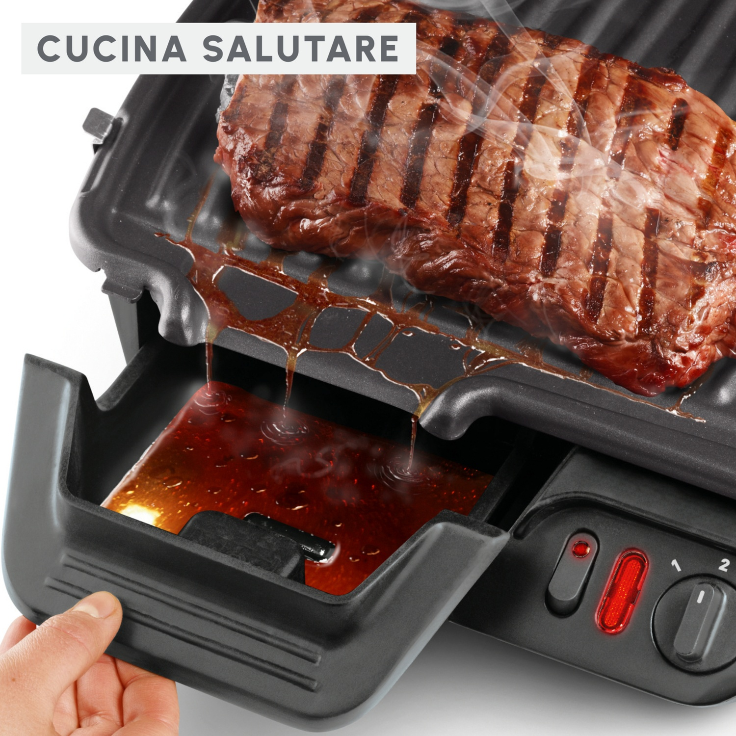 Primo piano di una bistecca che griglia su una griglia elettrica nera, con il grasso che cola in un vassoio estraibile. Si vede una mano.