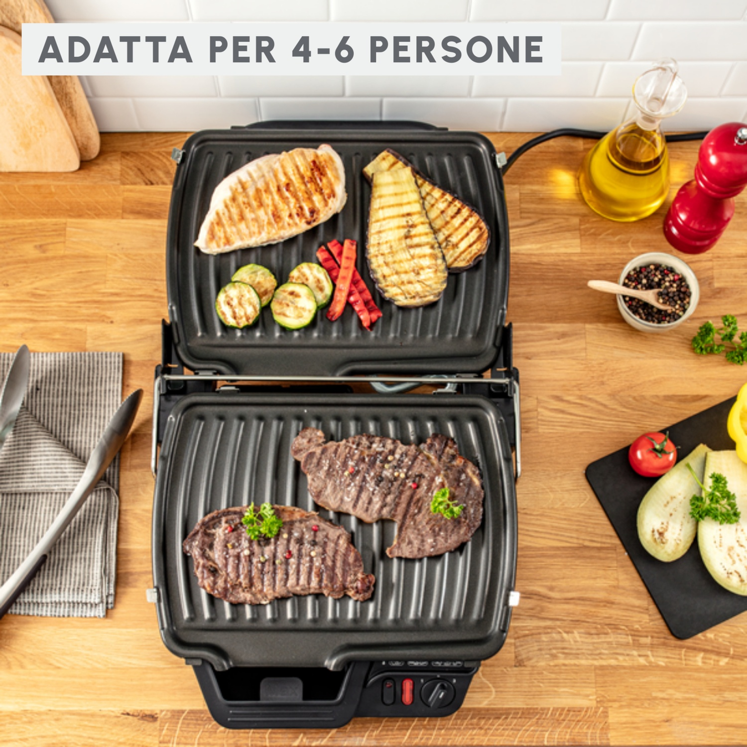 Una griglia a contatto aperta con pollo, bistecca e verdure grigliate.