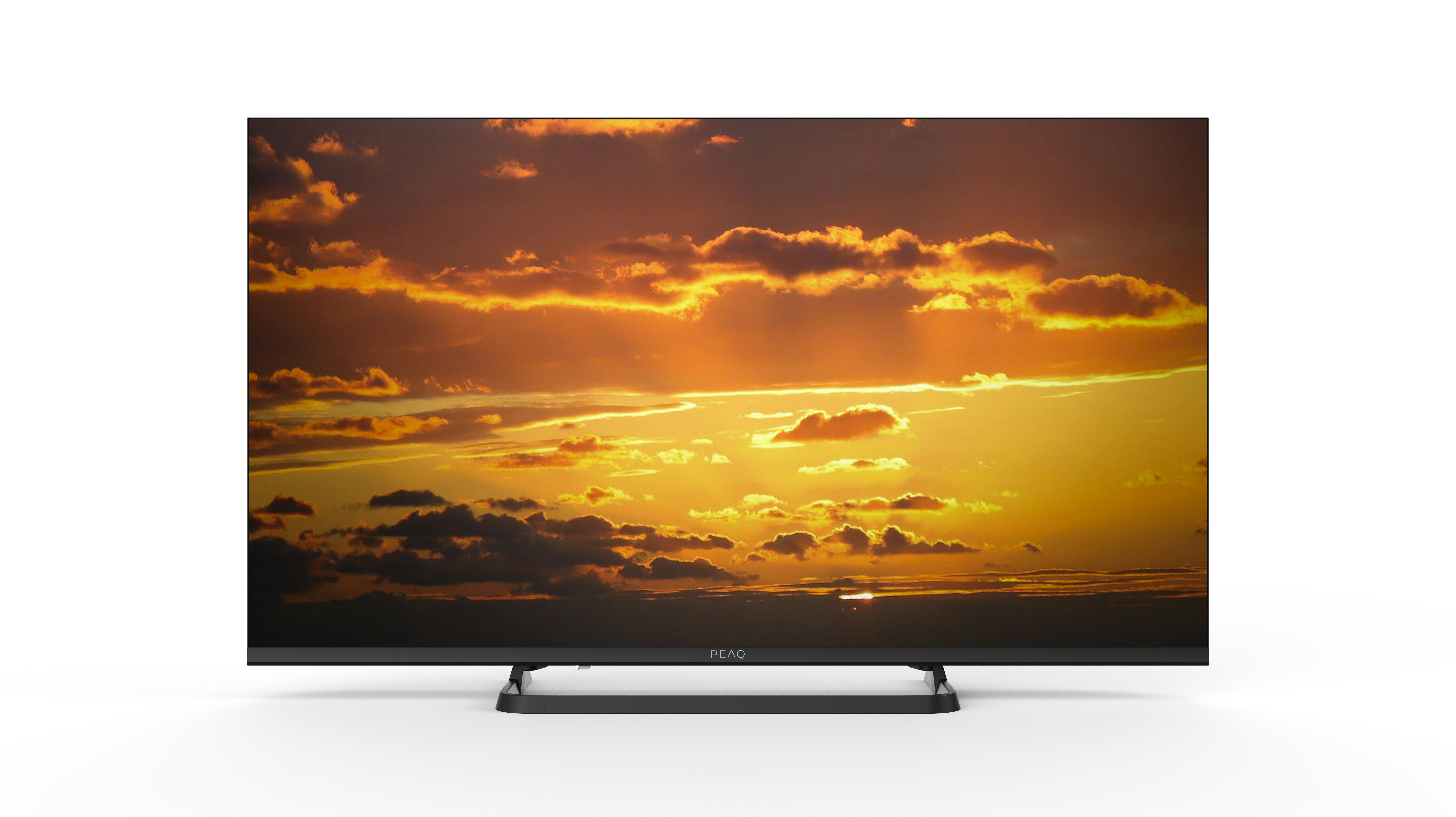 Telewizor wyświetla żywy zachód słońca z pomarańczowymi i żółtymi chmurami.