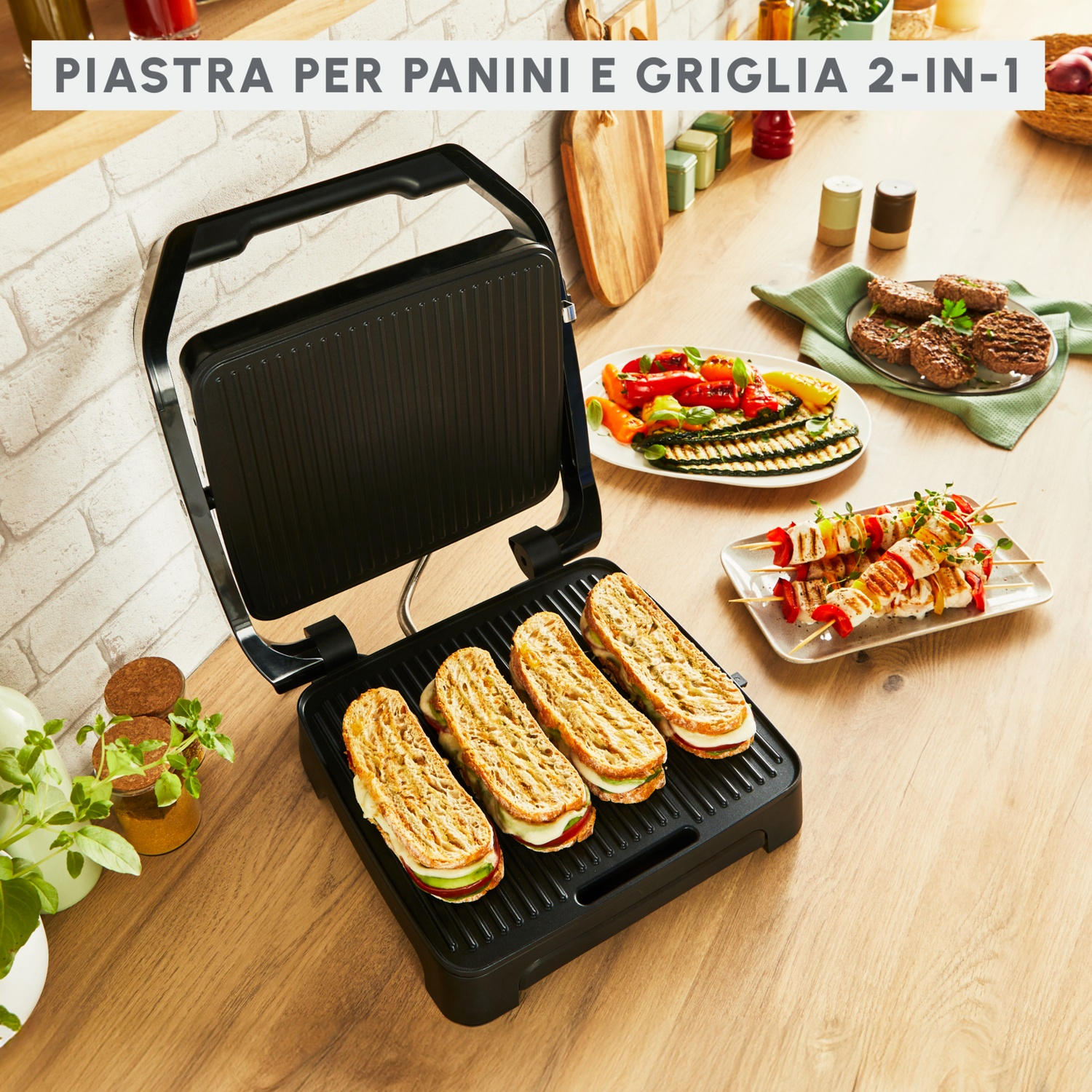 Una piastra aperta con quattro panini, verdure grigliate, hamburger e spiedini.