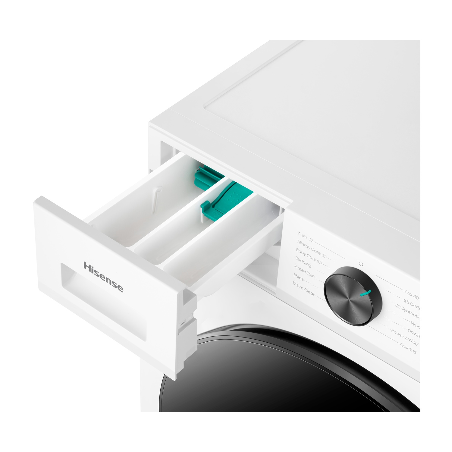 Cassetto detersivo aperto di una lavatrice Hisense bianca con pannello di controllo.