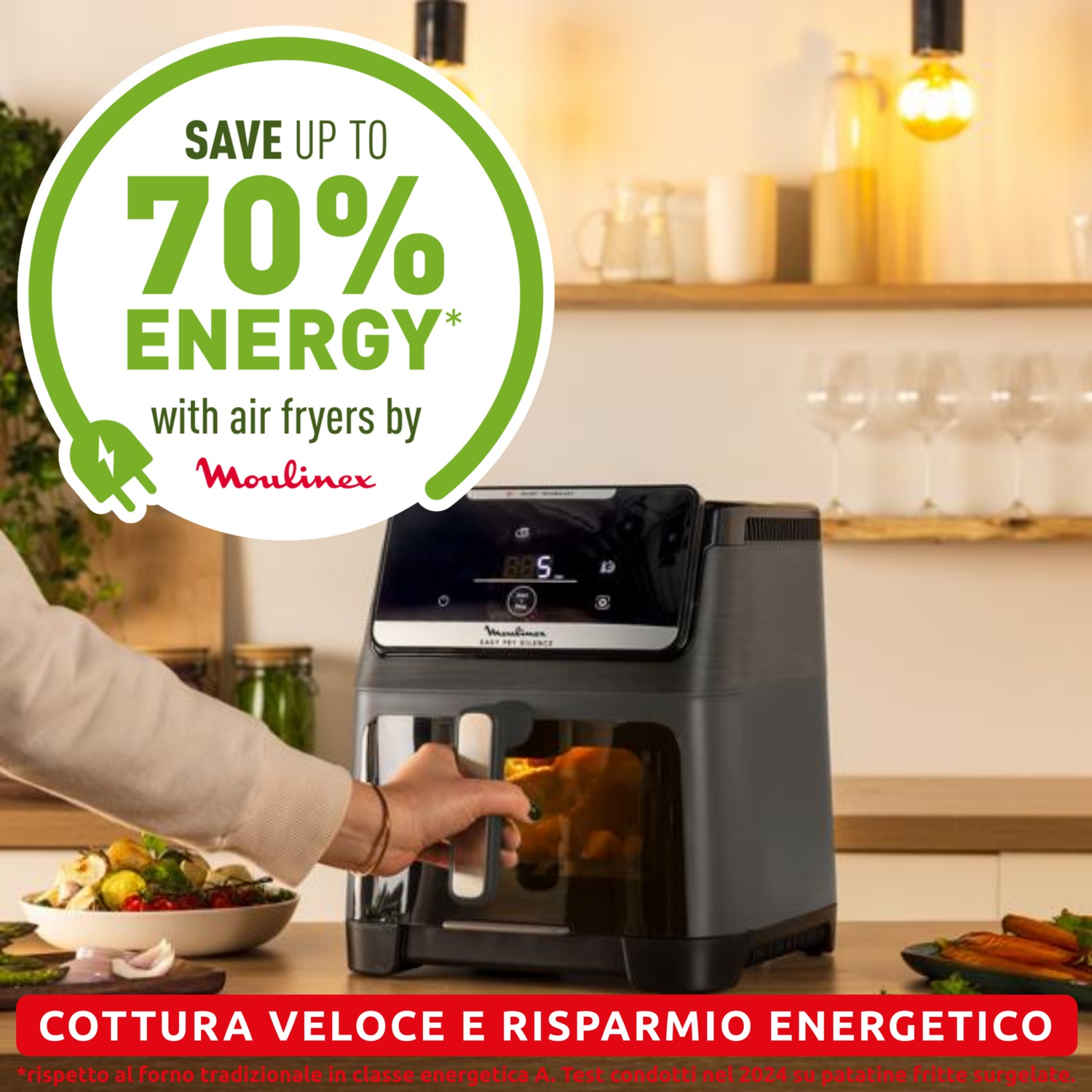 Una friggitrice ad aria Moulinex fa risparmiare fino al 70% di energia. Una mano apre lo sportello.
