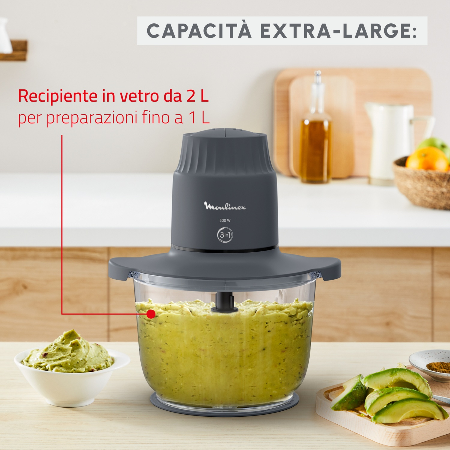 Un robot Moulinex da 500W riempito con crema di avocado. Accanto, una ciotola e avocado affettati.