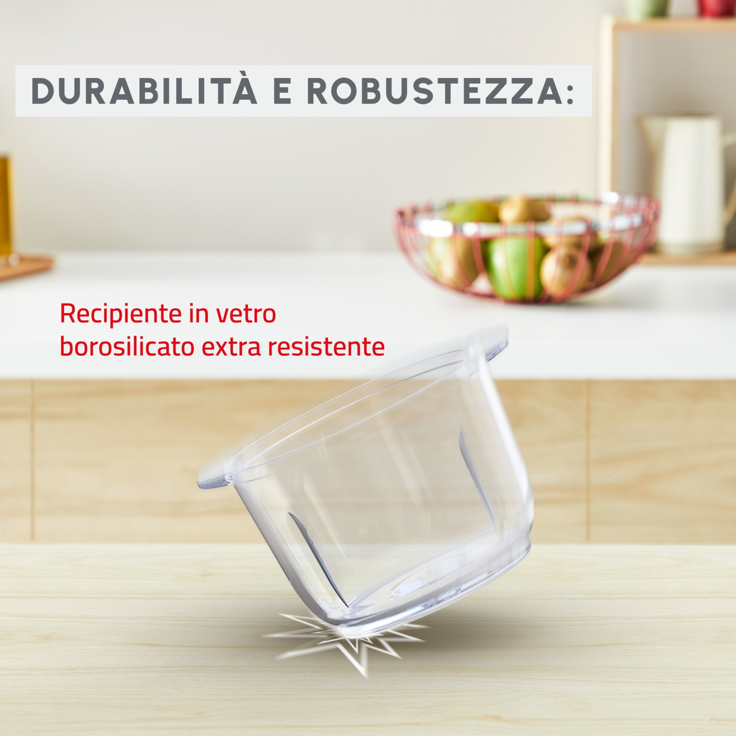 Un contenitore trasparente si rovescia su una superficie di legno, con mele in una ciotola sullo sfondo.