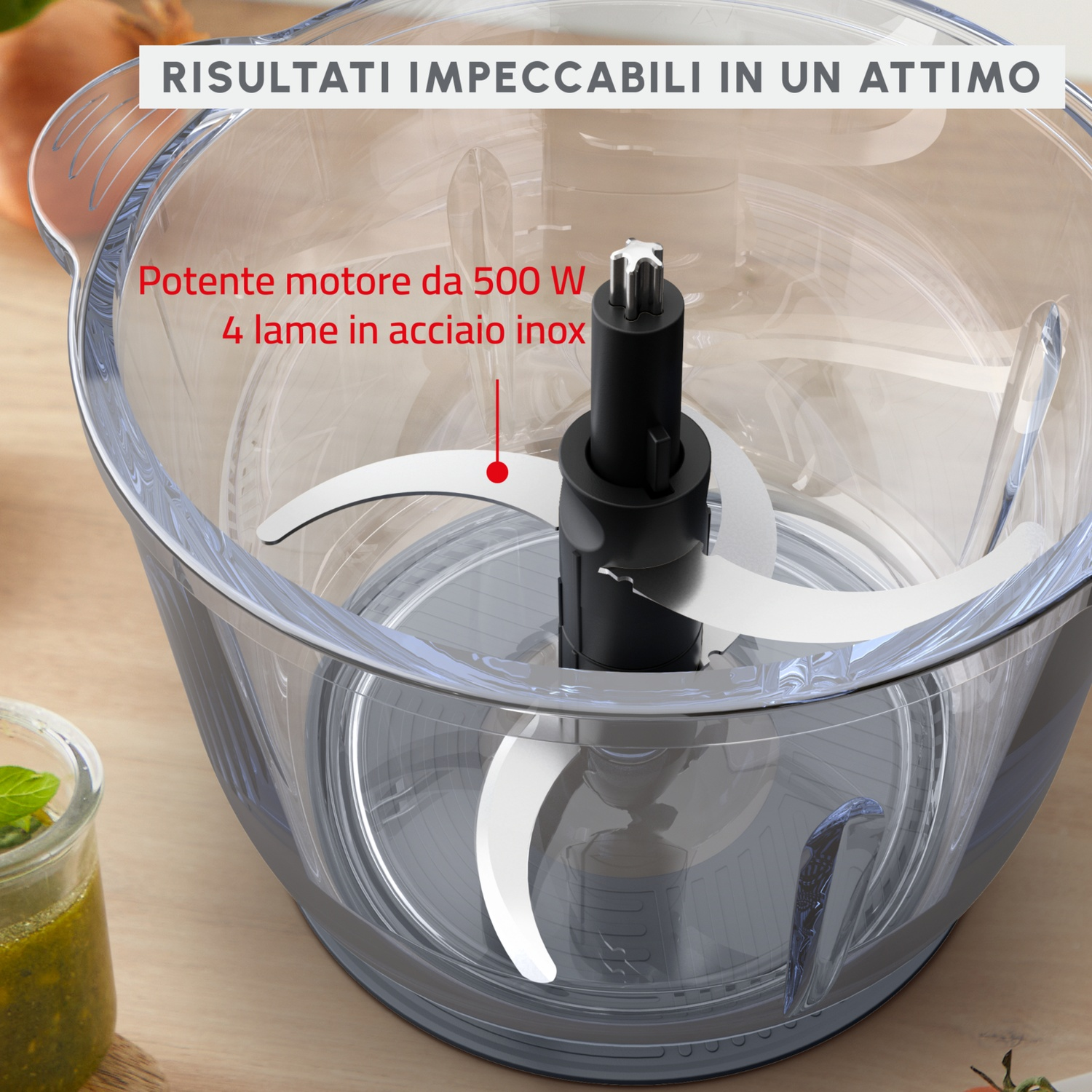 Un robot da cucina con motore da 500W e 4 lame in acciaio inox.