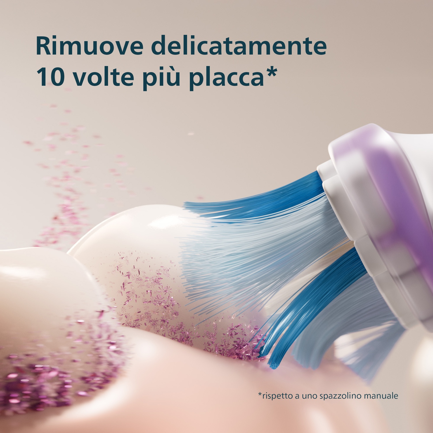 Primo piano di uno spazzolino con setole blu che toccano denti con glitter.