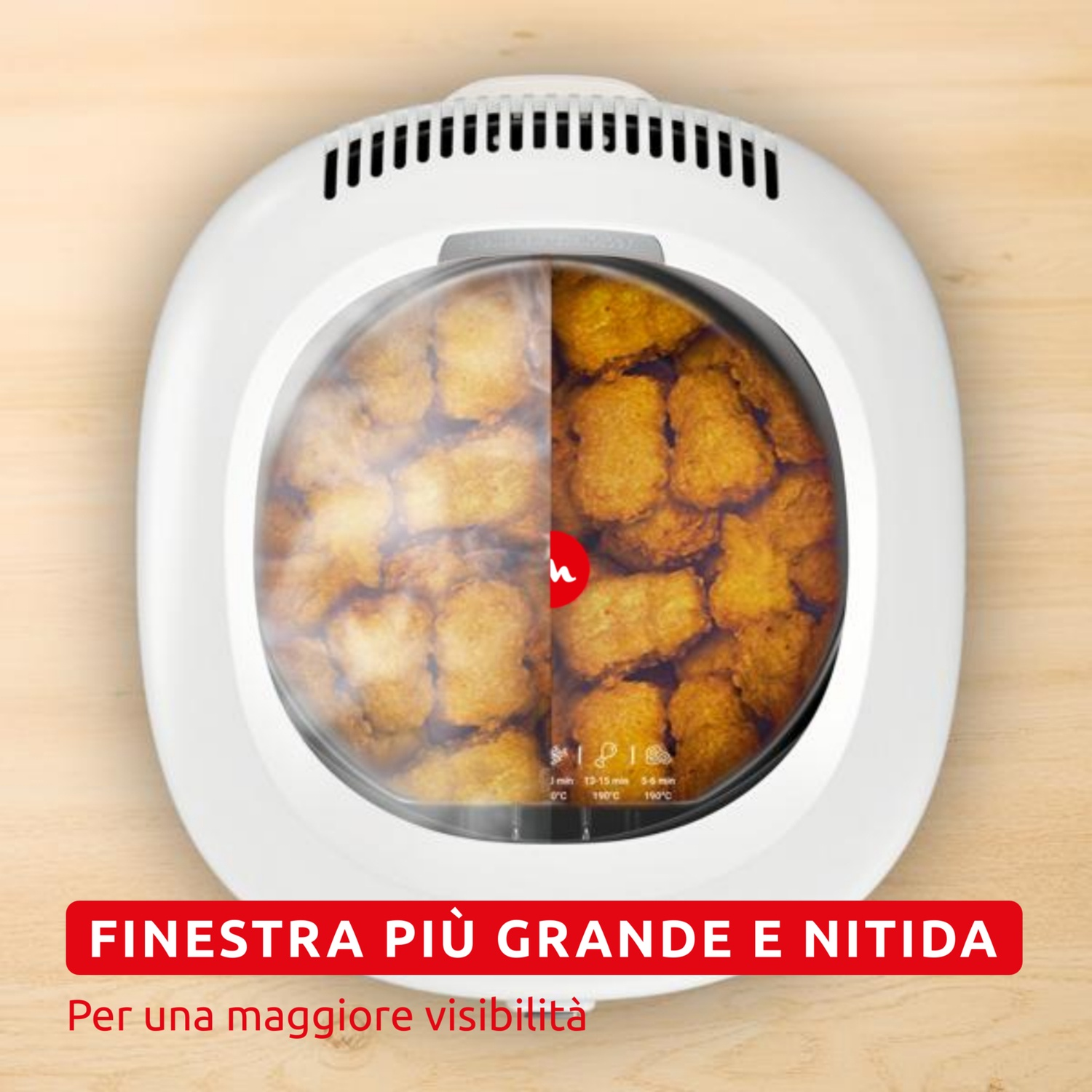 Una friggitrice ad aria bianca con una finestra che mostra pezzi di pollo croccanti.