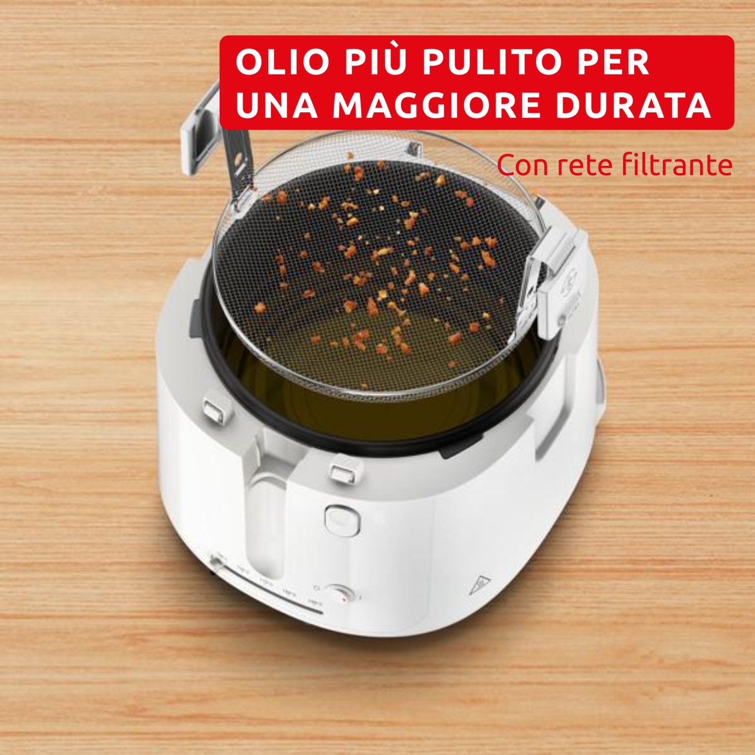 Una friggitrice bianca con cestello a rete contenente pezzi di cibo fritto nell'olio.