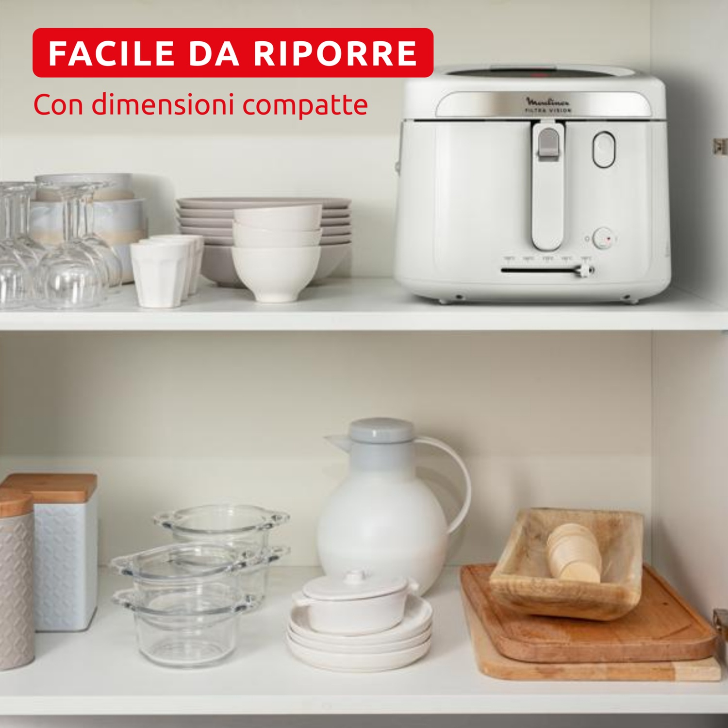 Una friggitrice bianca è su uno scaffale con bicchieri, ciotole e una brocca.