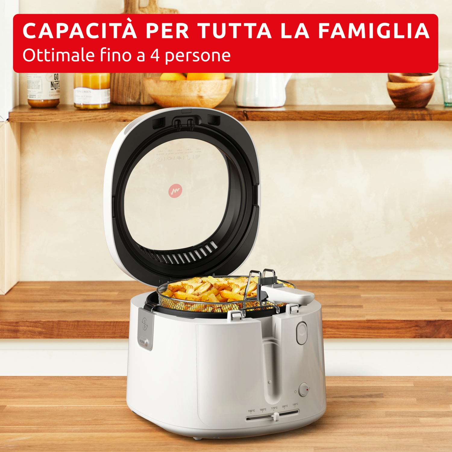 Friggitrice ad aria bianca con coperchio aperto, cestello pieno di patatine fritte.