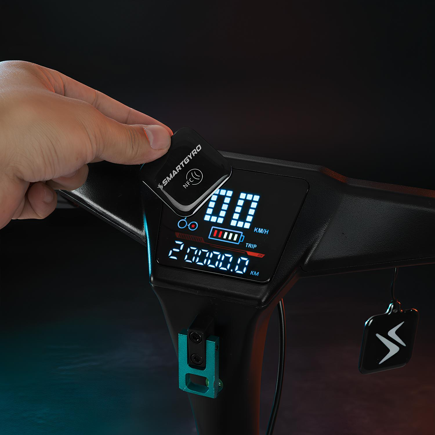 Mano sostiene etiqueta NFC cerca de pantalla de patinete mostrando '00' y '20000,0 KM'.