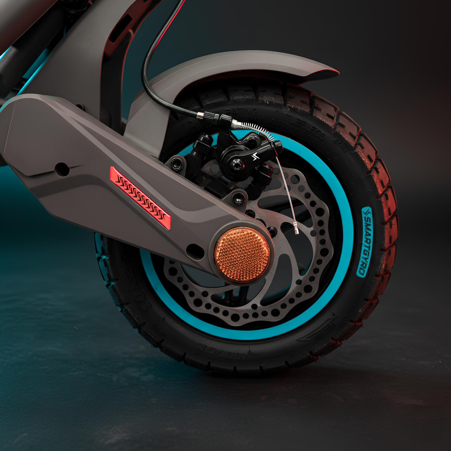 Primer plano de la rueda trasera de un patinete eléctrico, con disco de freno y borde azul.