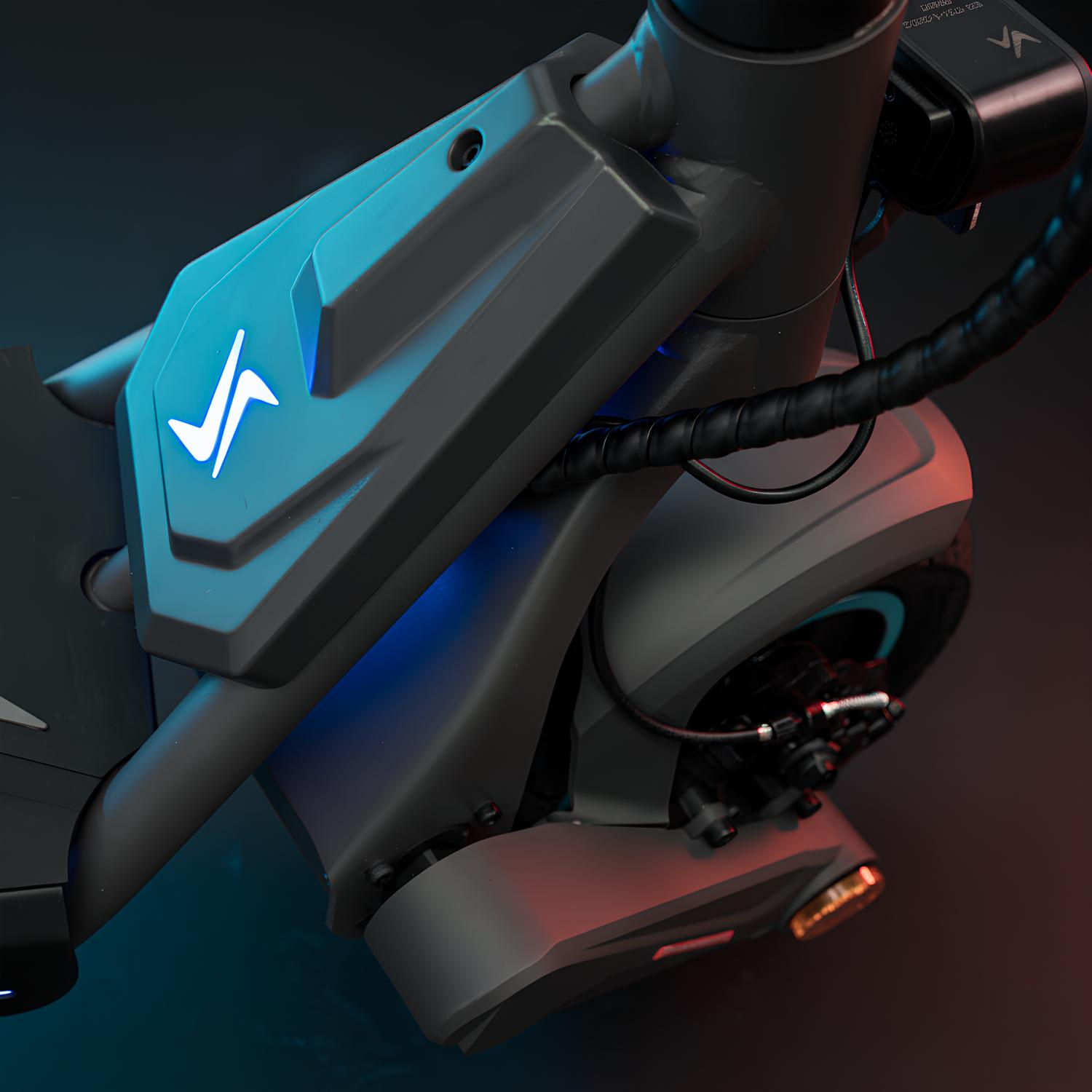 Primer plano de un patinete eléctrico gris con logo iluminado en azul y luces rojas.