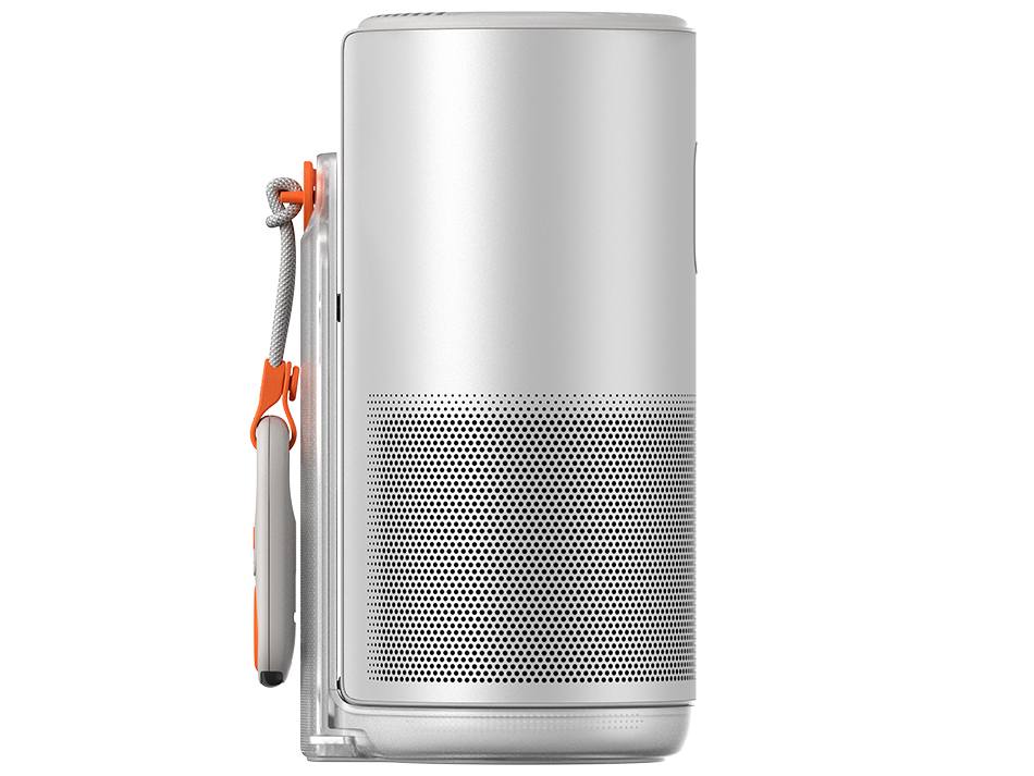 Altavoz plateado con correa naranja y control remoto adjunto.