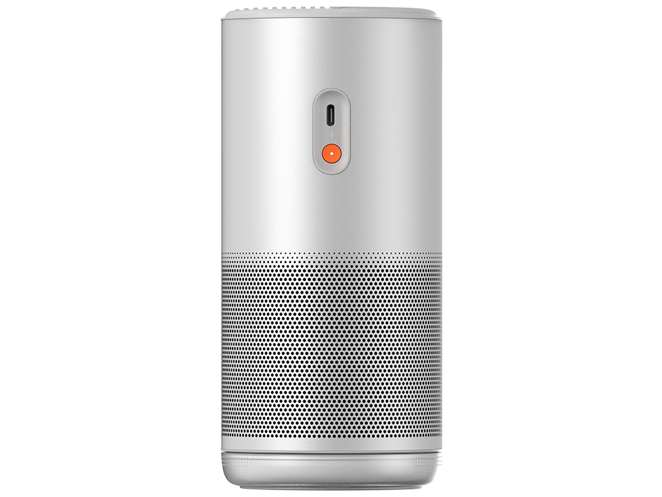 Altavoz cilíndrico plateado con botón naranja y puerto USB-C.
