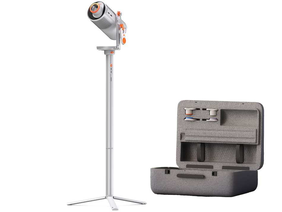 Un proyector blanco sobre un soporte junto a una caja gris abierta con accesorios.