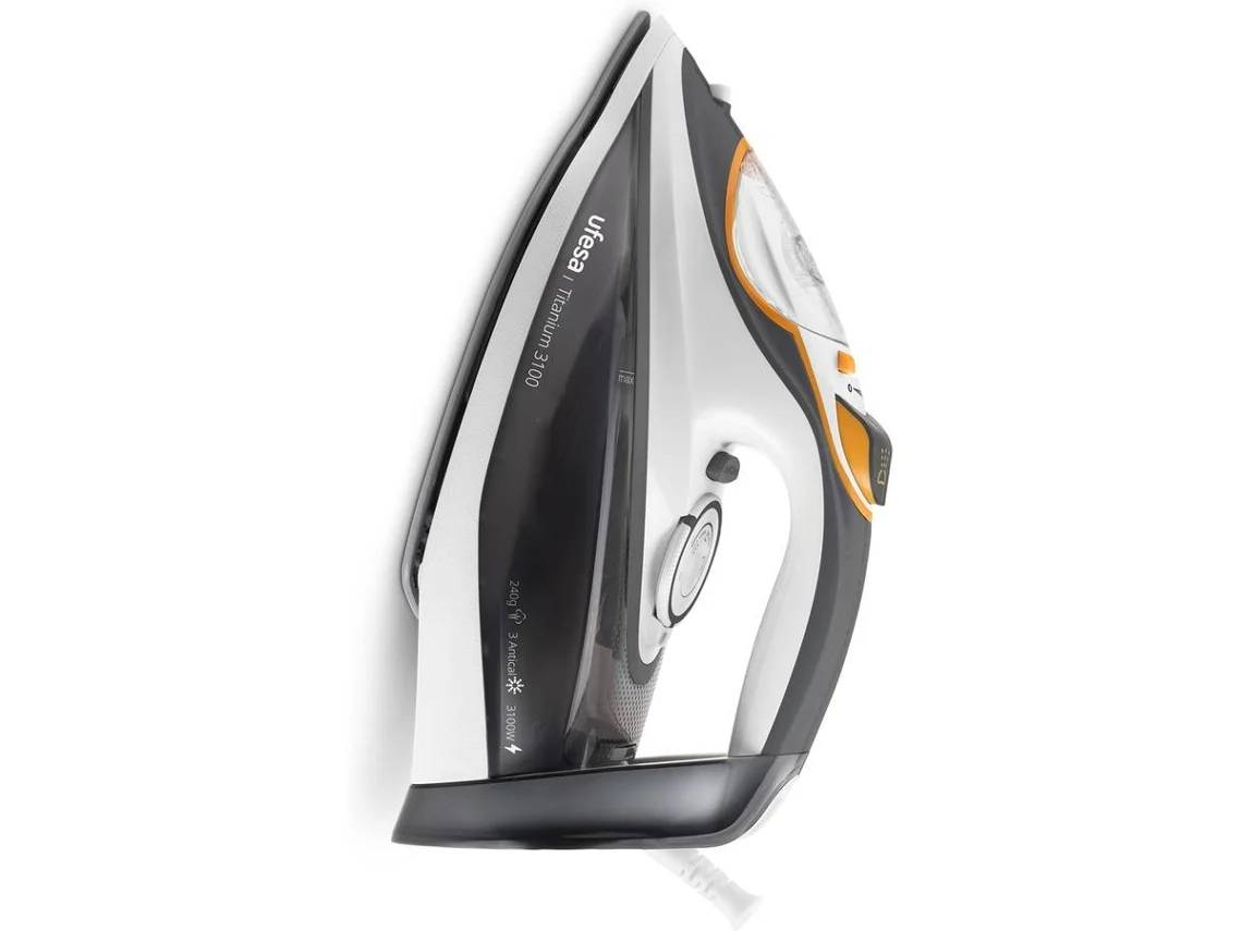 Una plancha de vapor moderna, blanca, gris y naranja con depósito de agua transparente.