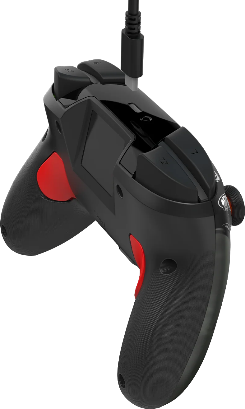 Schwarzer Gaming-Controller mit roten Akzenten und Kabel.