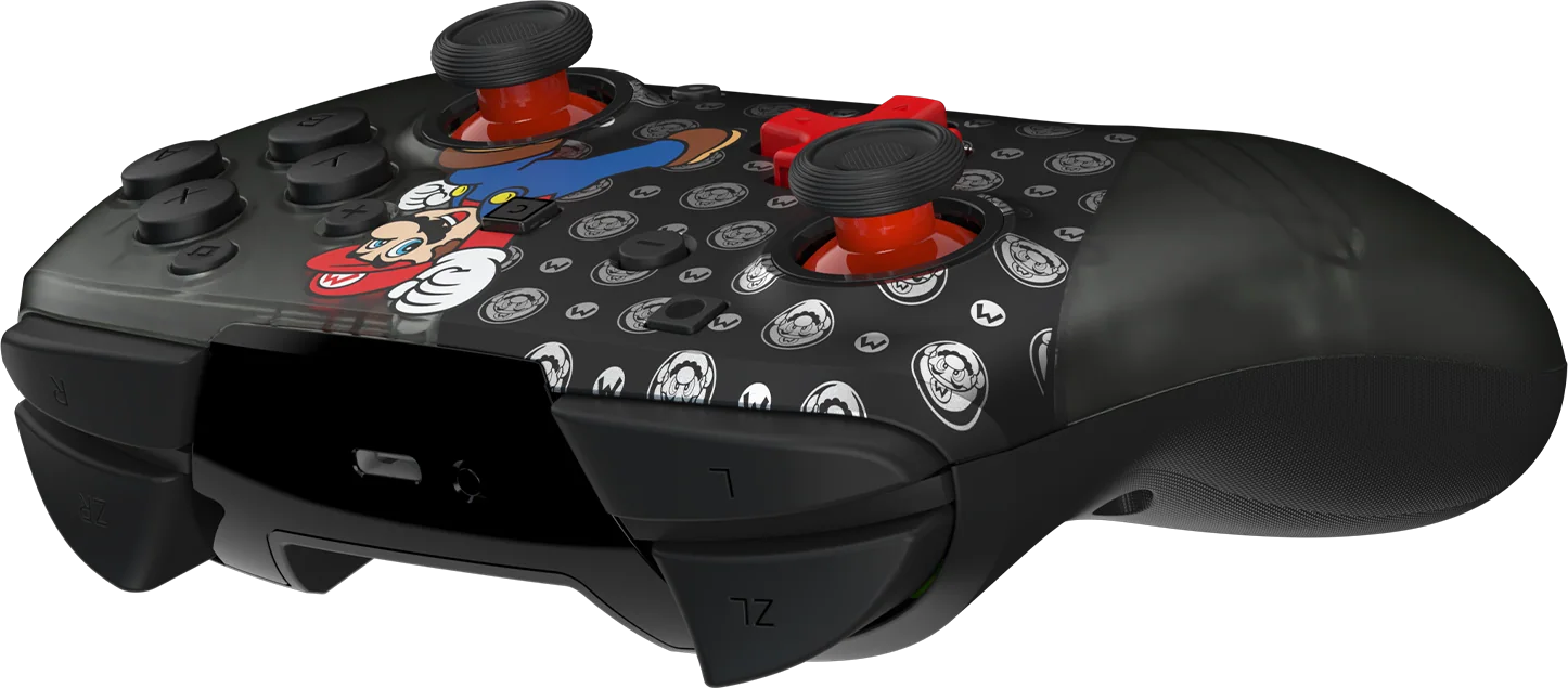 Schwarzer Controller mit Mario-Motiv und Münzen. Schwarze Joysticks und Knöpfe.