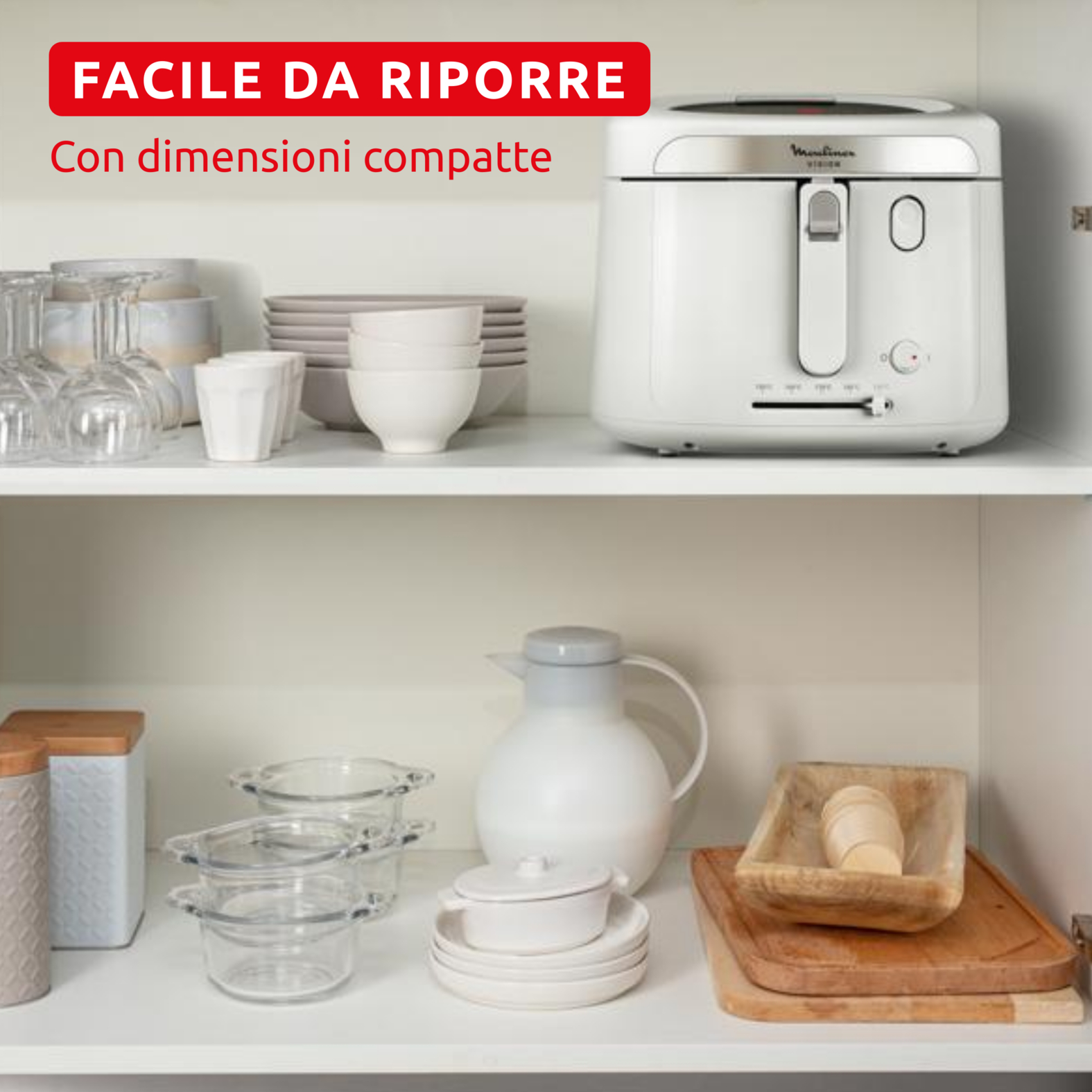Elettrodomestici e piatti bianchi su uno scaffale. Una friggitrice bianca in alto, bicchieri e ciotole sotto.
