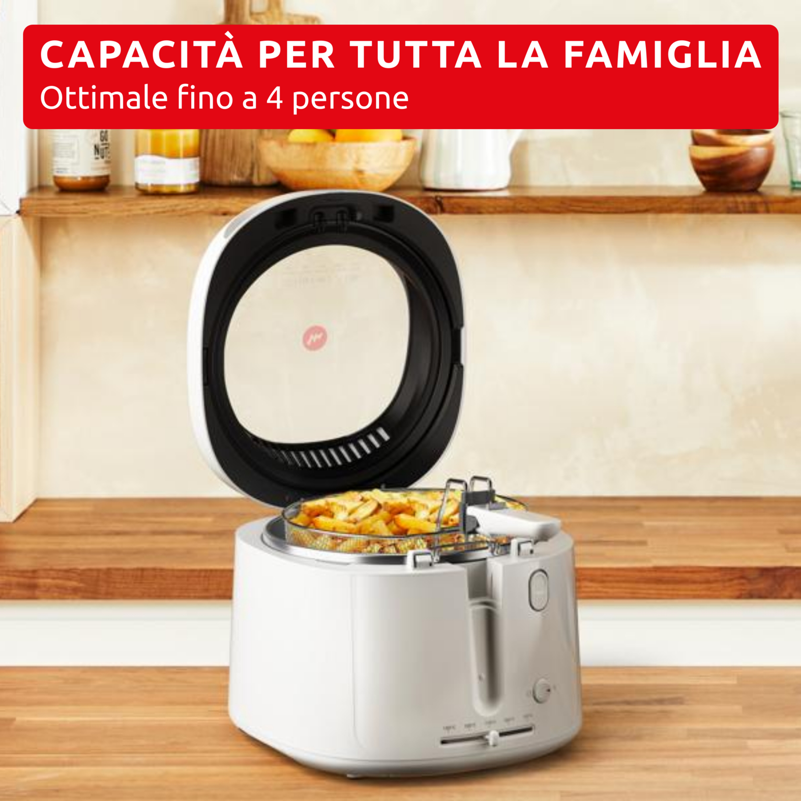 Una friggitrice ad aria bianca con patatine fritte, coperchio aperto.