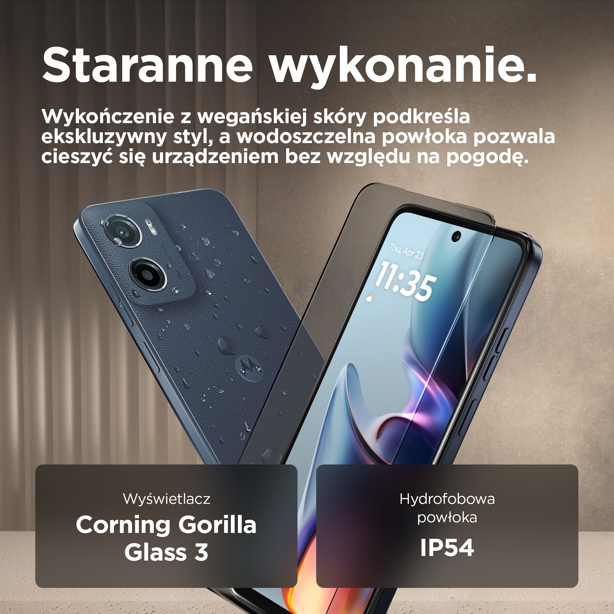 Niebieski smartfon o skórzanym wyglądzie z kroplami wody, obok drugiego smartfona pokazującego godzinę.