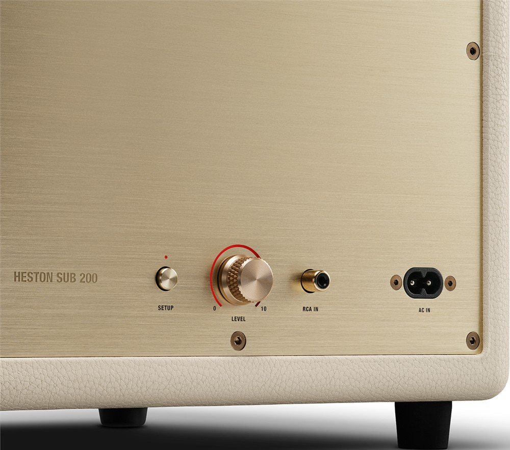 Rückseite eines HESTON SUB 200 mit Drehregler, Setup-Knopf, RCA-Eingang und Netzanschluss.