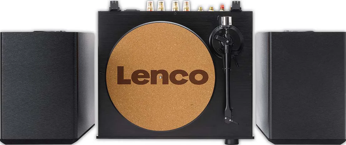 Platine vinyle noire avec logo Lenco sur tapis rond en liège, flanquée de deux haut-parleurs.