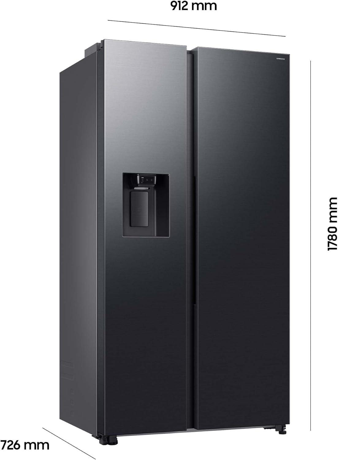Ein schwarzer Samsung Side-by-Side-Kühlschrank mit Wasserspender. Maße angegeben.