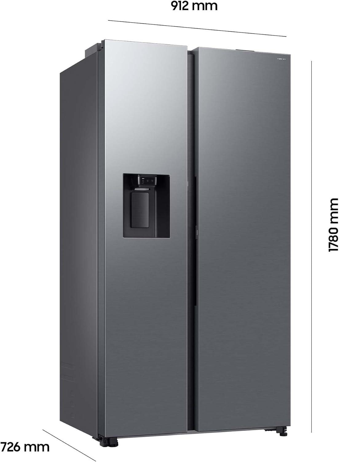 Ein grauer Kühlschrank mit zwei Türen und einem Wasserspender.