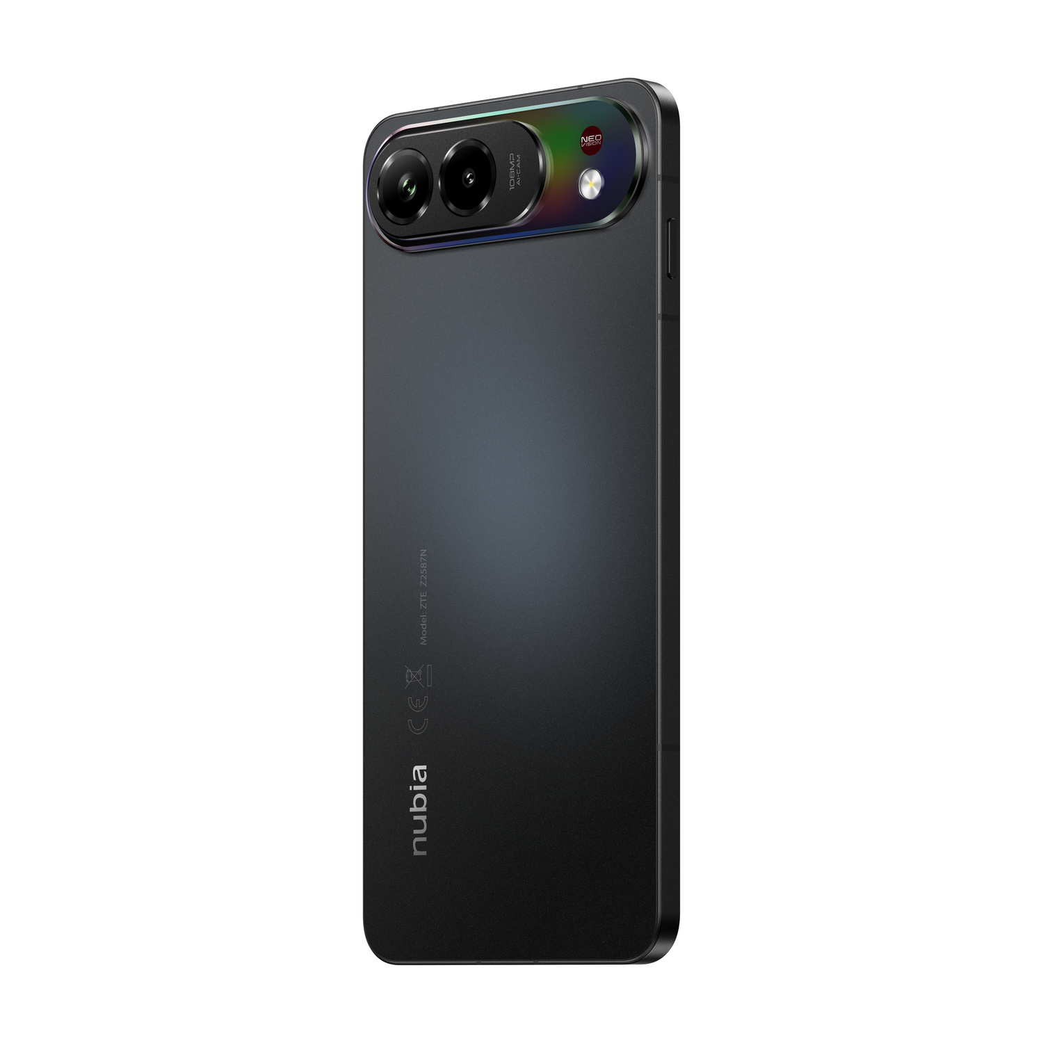 Smartphone nero con tripla fotocamera e logo nubia. Sfondo bianco.