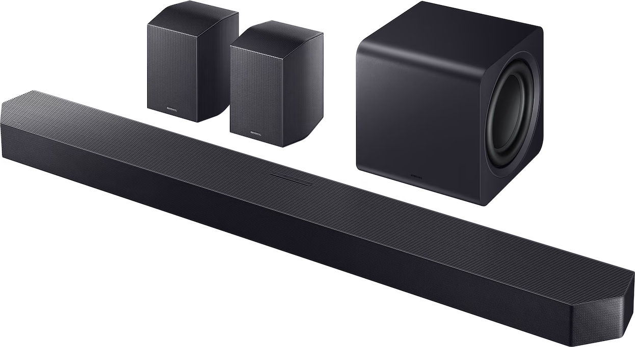 Schwarze Samsung Soundbar, Subwoofer und zwei Satellitenlautsprecher.