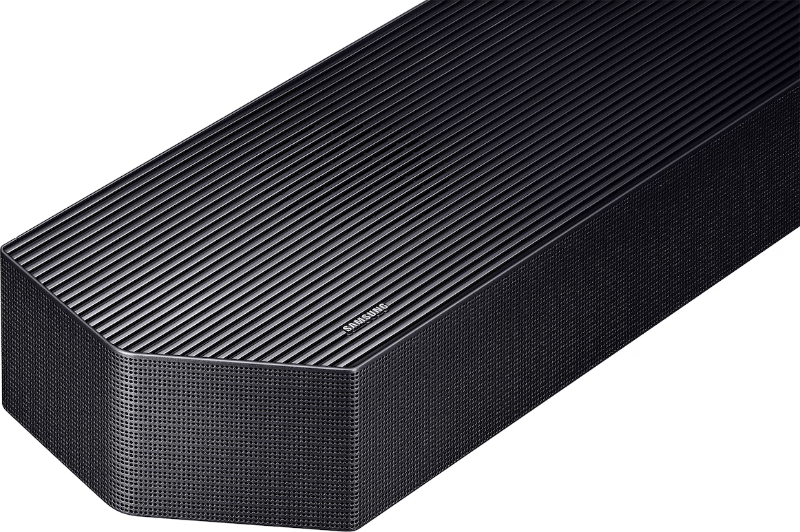Schwarzer Samsung Soundbar mit gerippter Oberfläche und Lautsprechergitter.